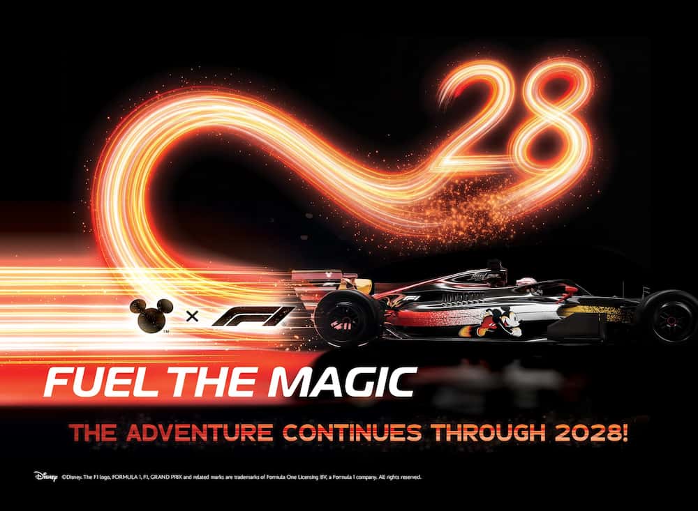 Carro de corrida de fórmula 1 adesivado com o Mickey acelerada e mostra o número 28 anunciando que a parceria da Disney com a F1 foi estendida até 2028
