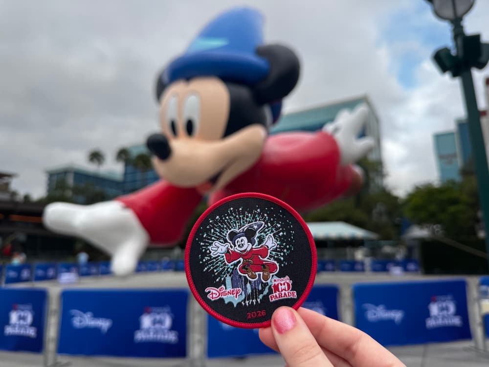 Balão do Mickey Feiticeiro que será estrela da Disney na parada da Macy's em 2026 no dia de Ação de Graças em Nova York