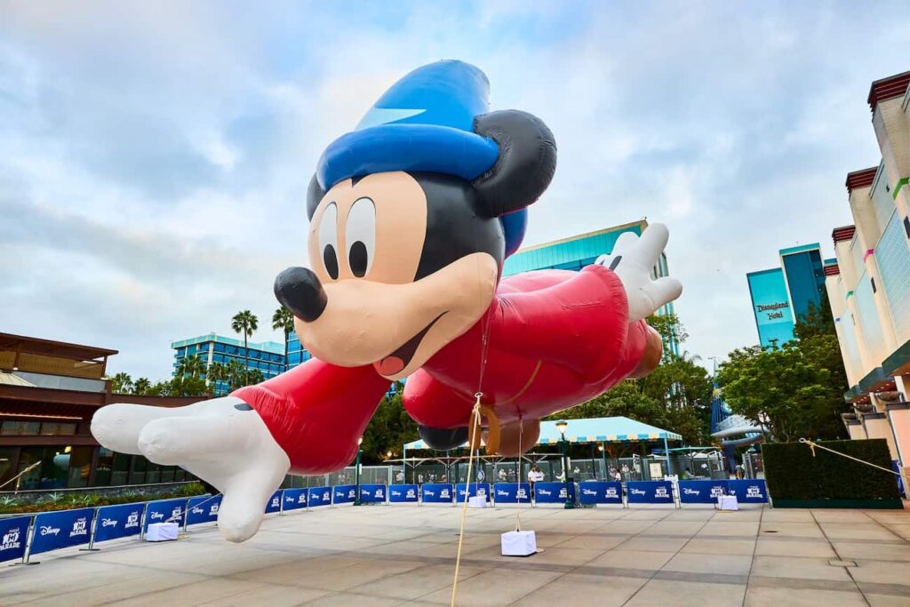 Balão do Mickey Feiticeiro que será estrela da Disney na parada da Macy's em 2026 no dia de Ação de Graças em Nova York