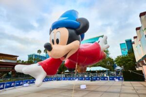 Balão do Mickey Feiticeiro que será estrela da Disney na parada da Macy's em 2026 no dia de Ação de Graças em Nova York