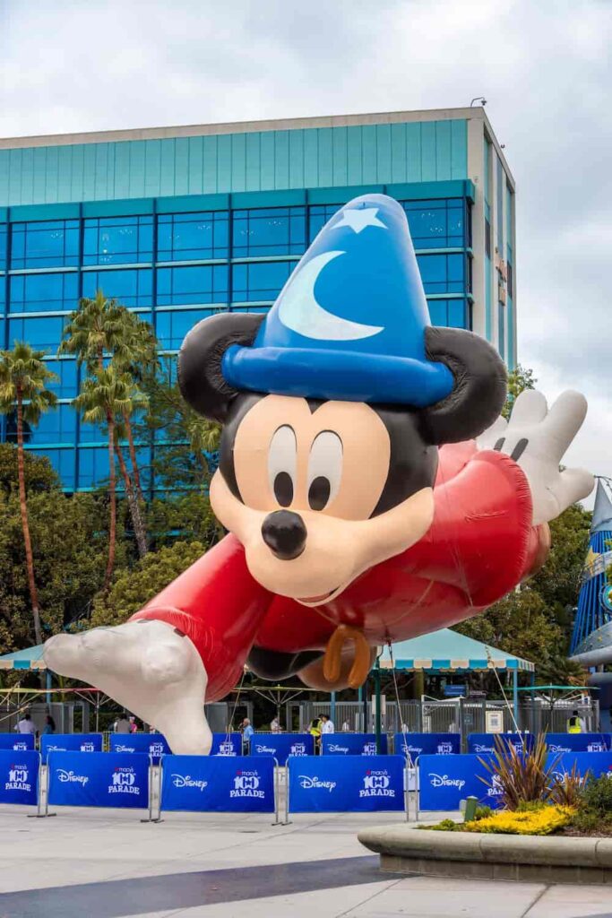 Balão do Mickey Feiticeiro que será estrela da Disney na parada da Macy's em 2026 no dia de Ação de Graças em Nova York
