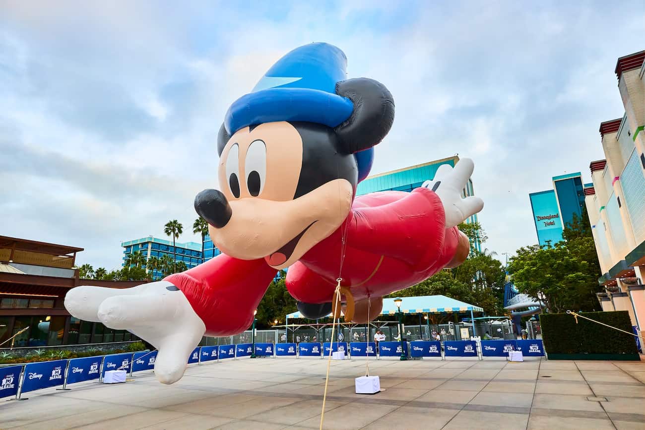 Balão do Mickey Feiticeiro que será estrela da Disney na parada da Macy's em 2026 no dia de Ação de Graças em Nova York