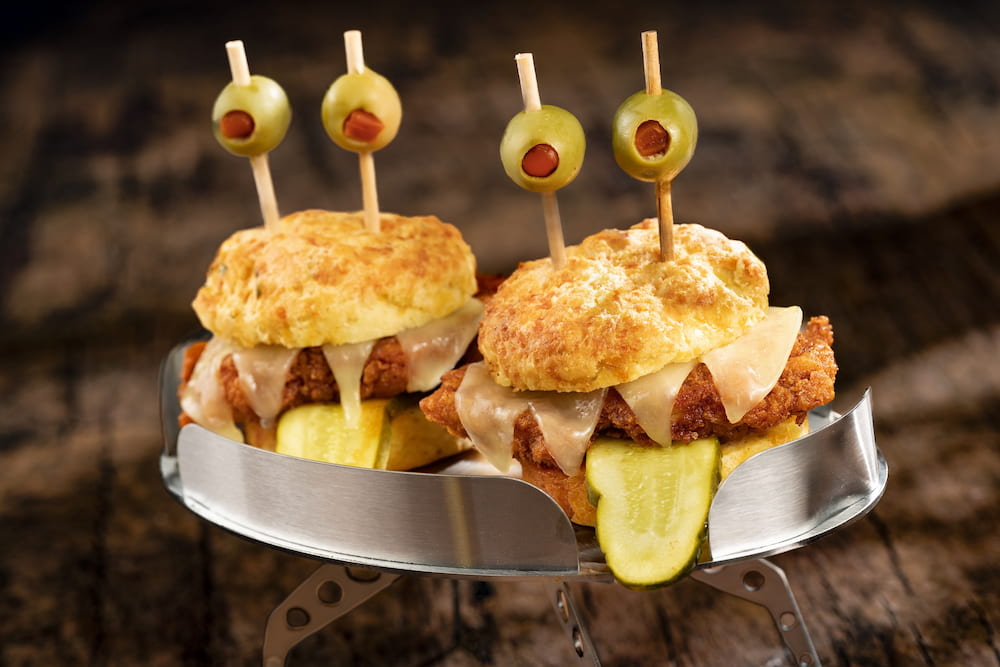 Opções de comida temáticas no Jock Lindsey's Hangar Bar com tema especial de Halloween em Disney Springs