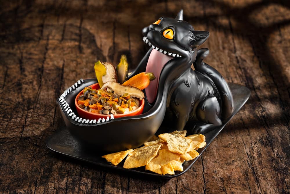 Opções de comida temáticas no Jock Lindsey's Hangar Bar com tema especial de Halloween em Disney Springs