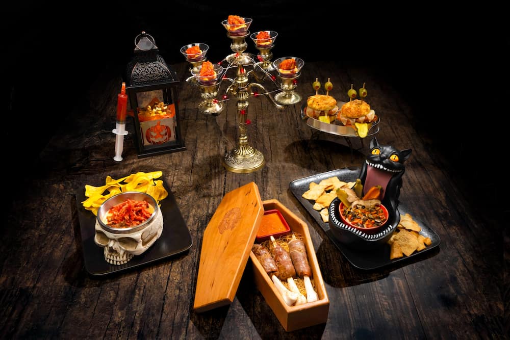 Opções de comida temáticas no Jock Lindsey's Hangar Bar com tema especial de Halloween em Disney Springs