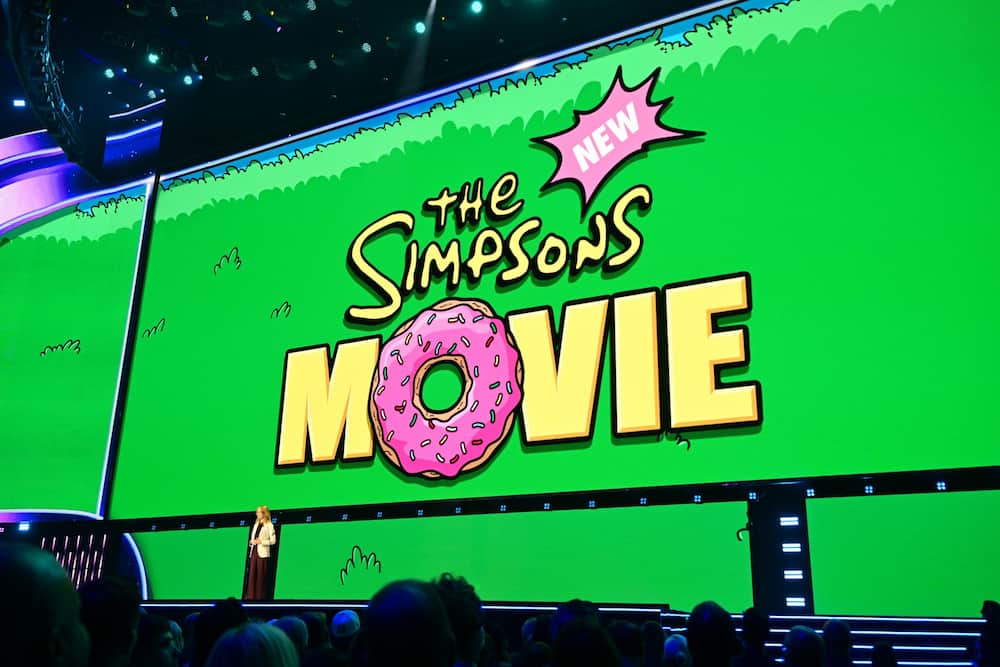 Telão mostra novo poster ao anunciar novo filme dos Simpsons na D23 2026