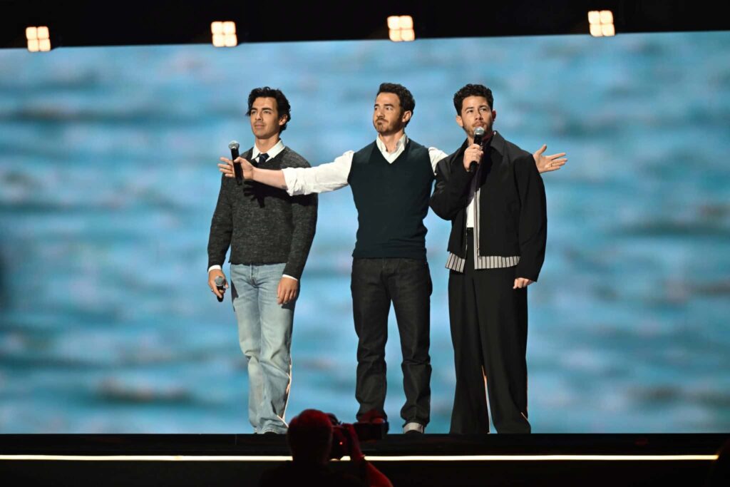 Jonas Brothers falam de Camp Rock 3 no palco da D23 2026