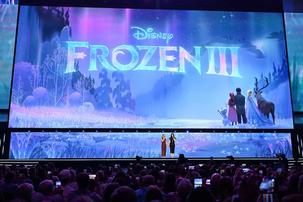 Idina Menzel e Kristel Bell revelam o poster de Frozen 3 no palco da D23 2026