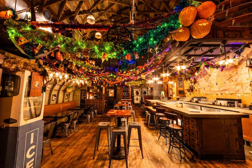 Decoração do Jock Lindsey's Hangar Bar com tema especial de Halloween em Disney Springs