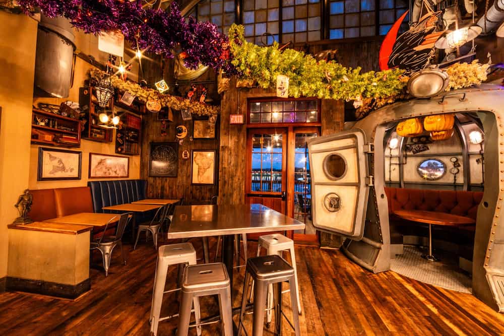 Decoração do Jock Lindsey's Hangar Bar com tema especial de Halloween em Disney Springs