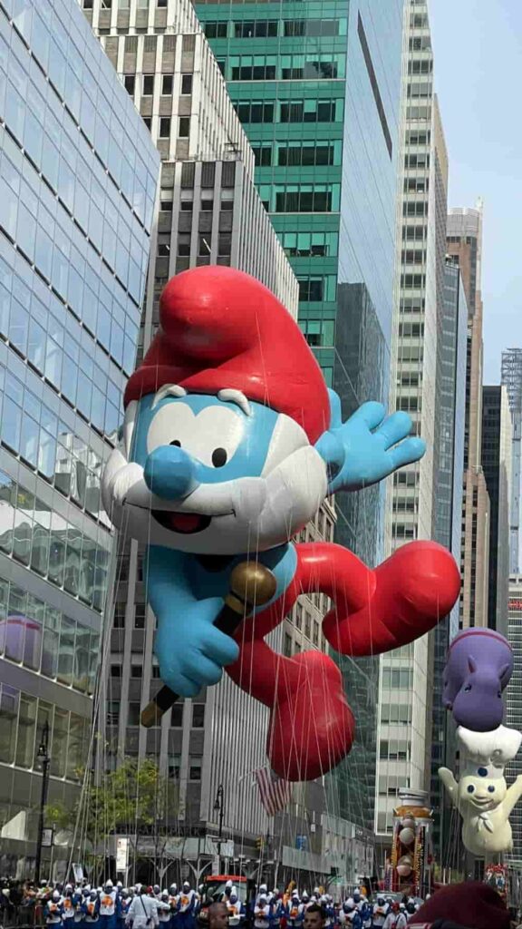Balão do Smurf na parada de thanksgiving da Macy's em Nova York