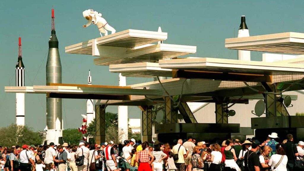 Entrada do Kennedy Space Center, o Centro de Visitantes de NASA em Cabo Canaveral