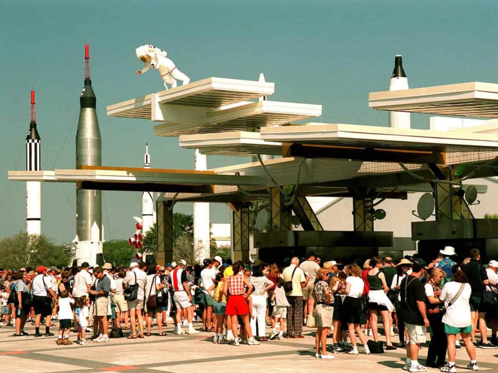 Entrada do Kennedy Space Center, o Centro de Visitantes de NASA em Cabo Canaveral