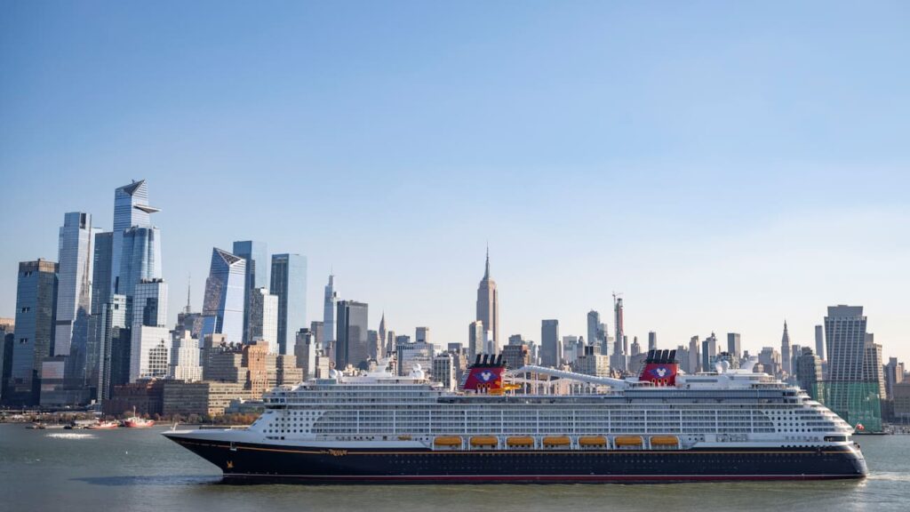Navio da Disney Cruise Line em frente ao Skyline de New York City