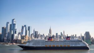 Navio da Disney Cruise Line em frente ao Skyline de New York City
