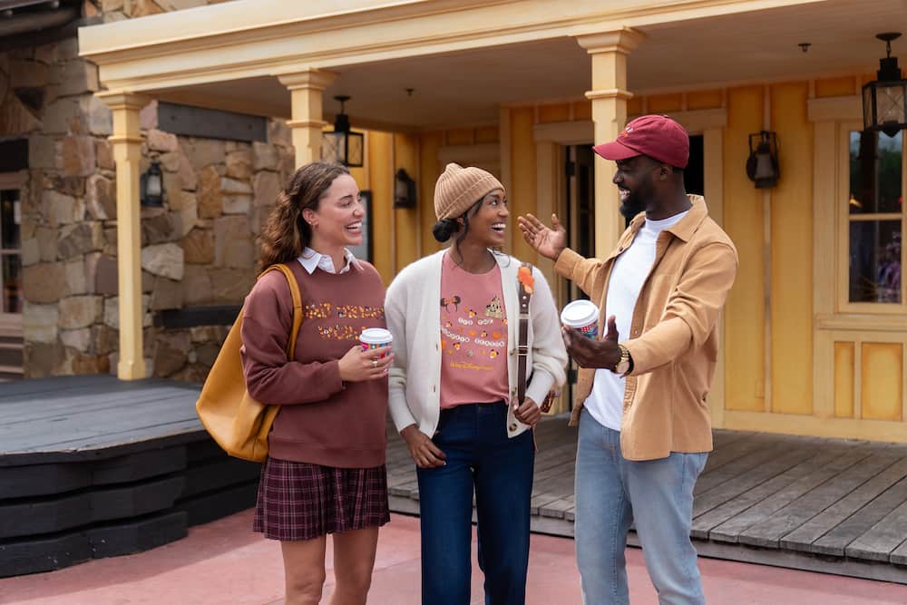 Amigos se encontram enquanto vestem roupas estilosas de outono em Disney Springs
