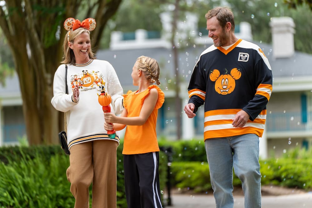 Família usa roupas de outono e halloween enquanto passeiam por Disney Springs em Orlando