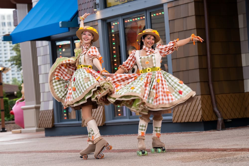 Patinadoras ficarão espalhadas se apresentando por Disney Springs durante o outono e época de halloween