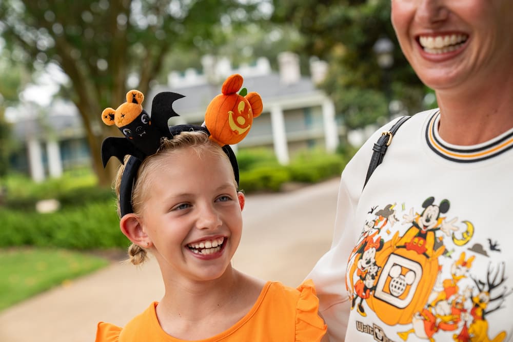 Mãe e filha vestem coleção de outono e Halloween incluindo orelhinhas personalizáveis com abóbora e morcego