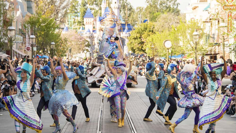 Retorno da parada Magic Happens da Disneyland Califórnia