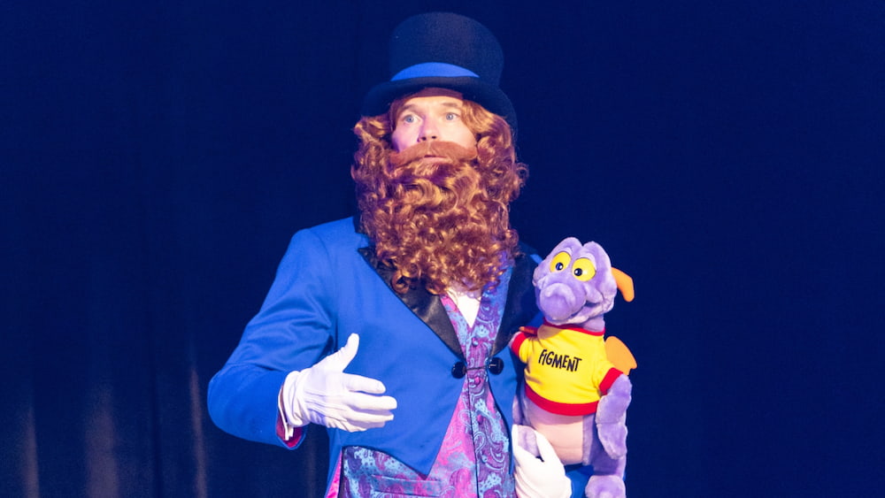 Dreamfinder e Figment no palco da D23 2026 anunciam o retorno do mascote ao parque