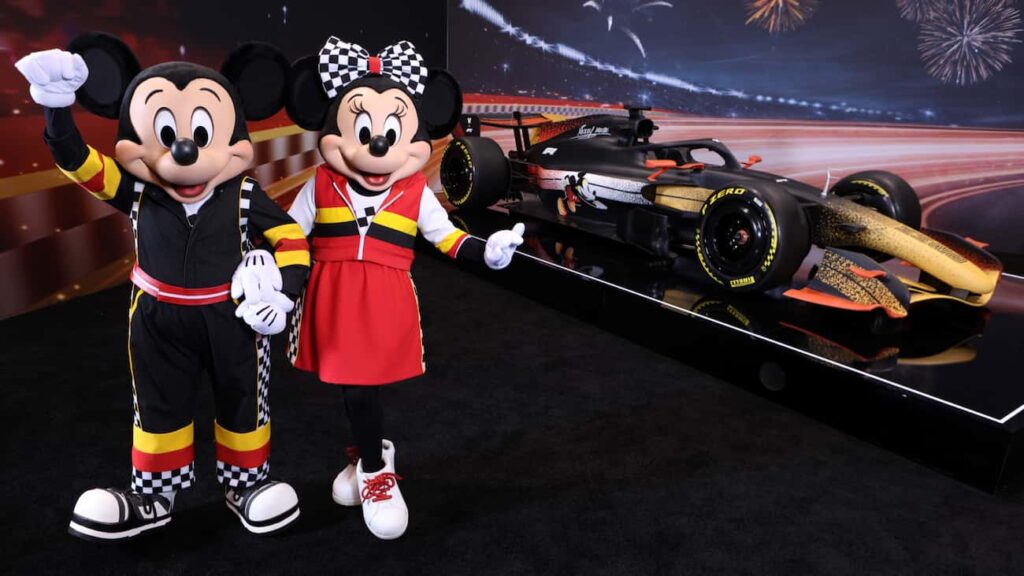 Minnie e Mickey em frente a carro de corrida da fórmula 1 anunciam nova parceria