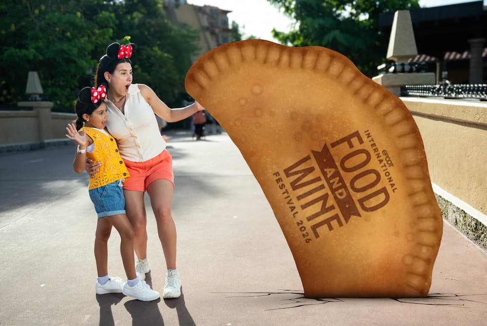 Mãe e filha posam para magic shot do photopass especial do Food and Wine Festival no Epcot