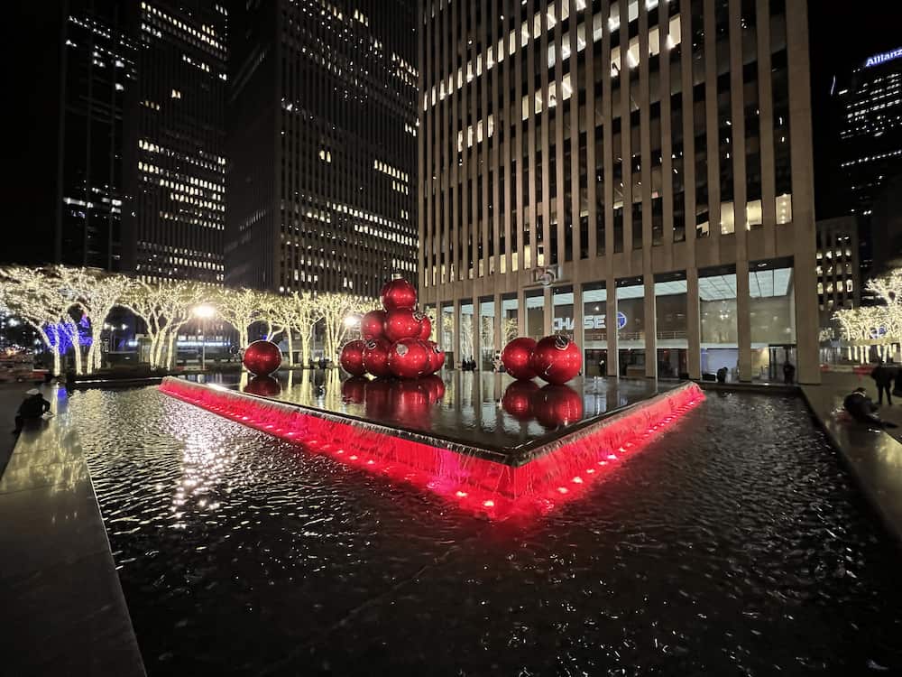 Bolas decorativas de árvores de natal enfeitam a cidade durante as festividades de natal em Nova York