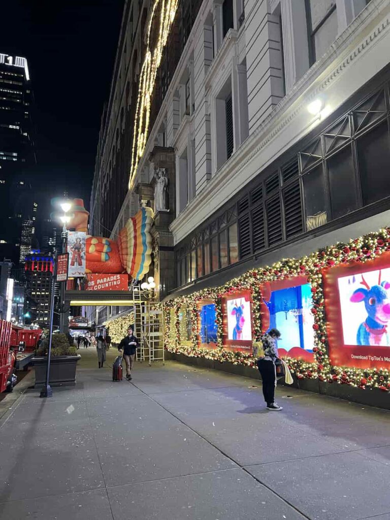 Fachada da loja da Macy's em Nova York decorada para o thanksgiving