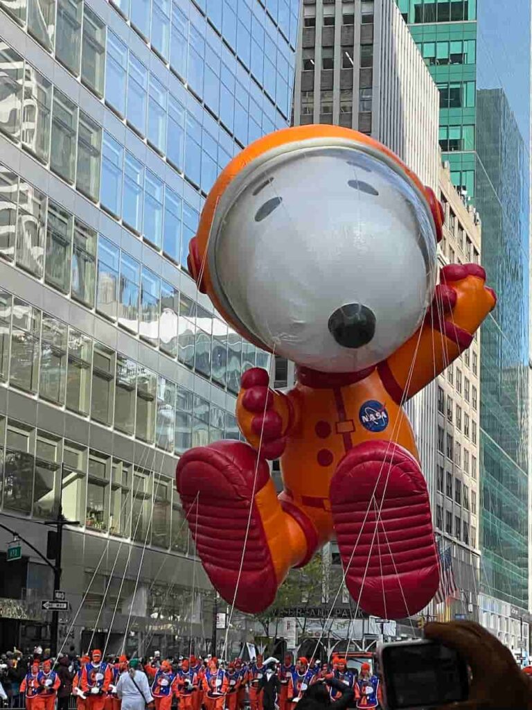 Balão do Snoopy representando a NASA no desfile de ação de graças da Macy's em Nova York