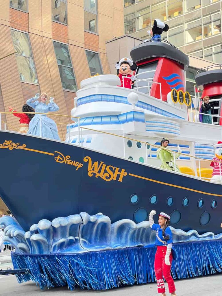 Carro alegórico da Disney Cruise Line na parada de thanksgiving da Macy's em Nova York