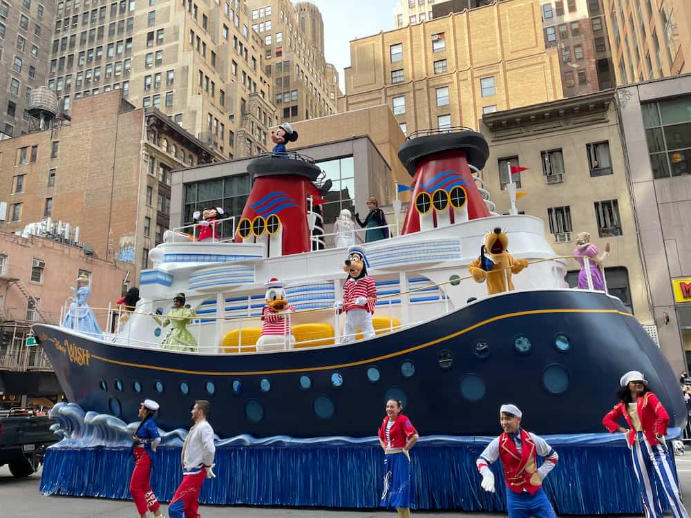 Carro alegórico da Disney Cruise Line na parada de thanksgiving da Macy's em Nova York