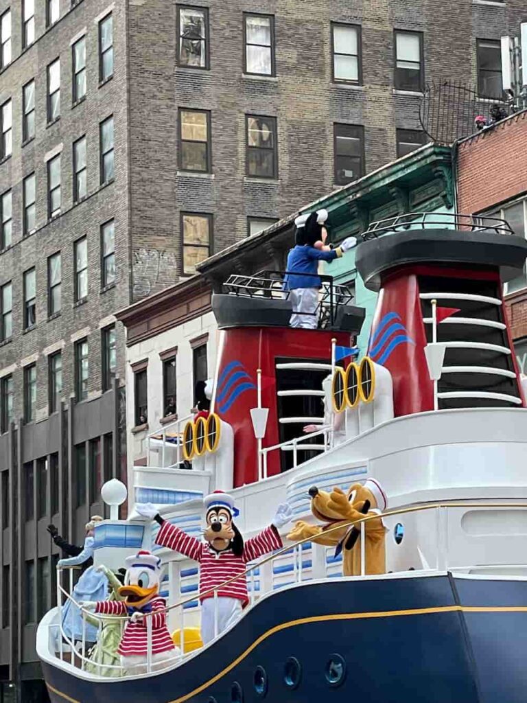 Carro alegórico da Disney Cruise Line na parada de thanksgiving da Macy's em Nova York