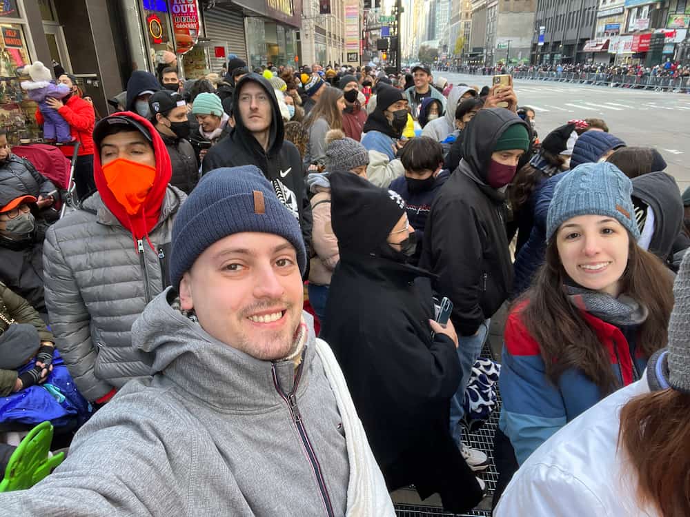 Casal no meio da muvuca durante o desfile de thanksgiving da Macy's em Nova York