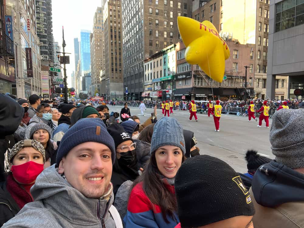 Casal no meio da muvuca durante o desfile de ação de graças da Macy's em Nova York