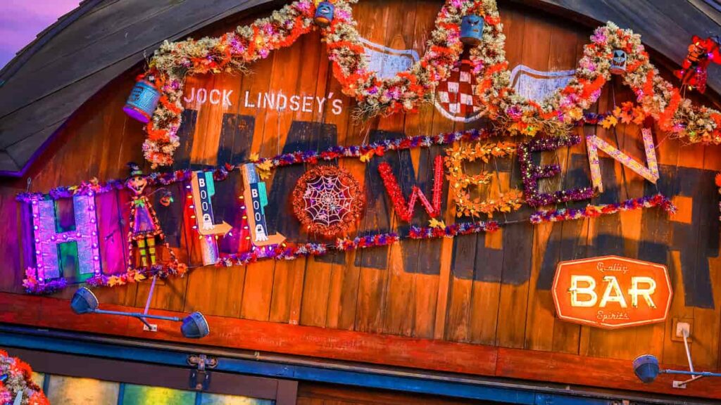 Fachada do Jock Lindsey's Hangar Bar com tema especial de Halloween em Disney Springs