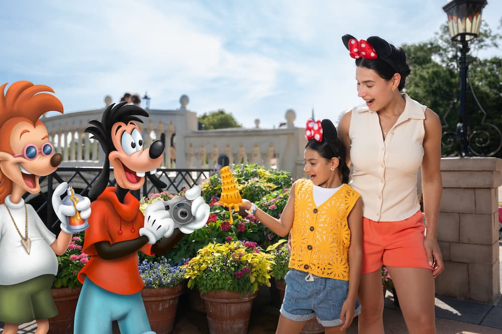 Mãe e filha posam para magic shot do photopass com Max no Epcot