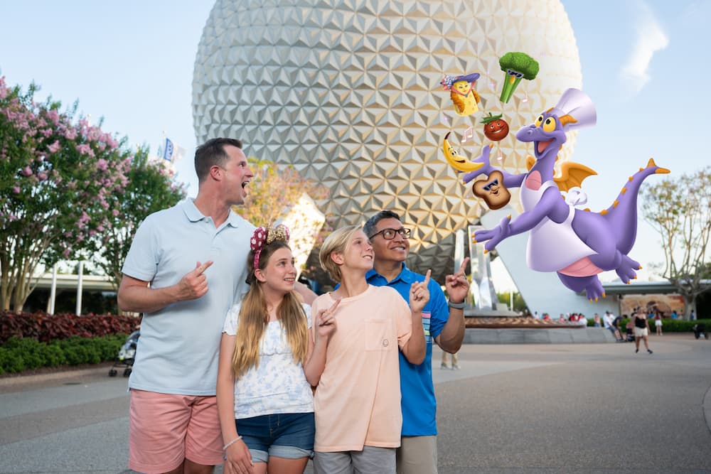 Familia posa para magic shot do figment do photopass em frente a Spaceship Earth no Epcot