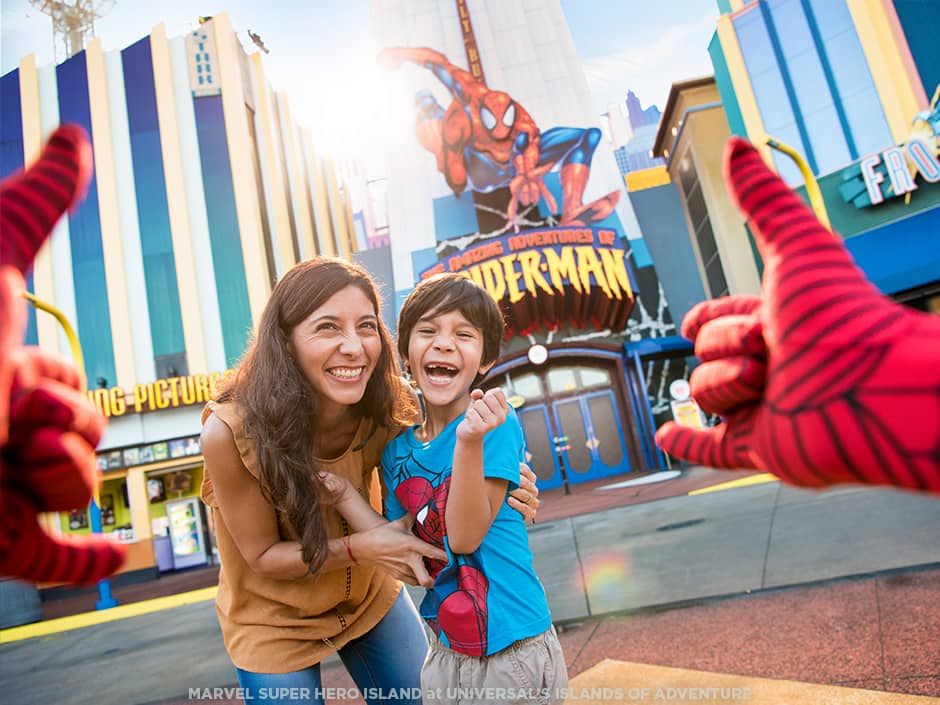 Mãe e filho se divertem ao encontrar com o homem aranha no parque temático Islands of Adventure no Universal Studios Resort onde fica a atração The Amazing Adventures of Spider Man