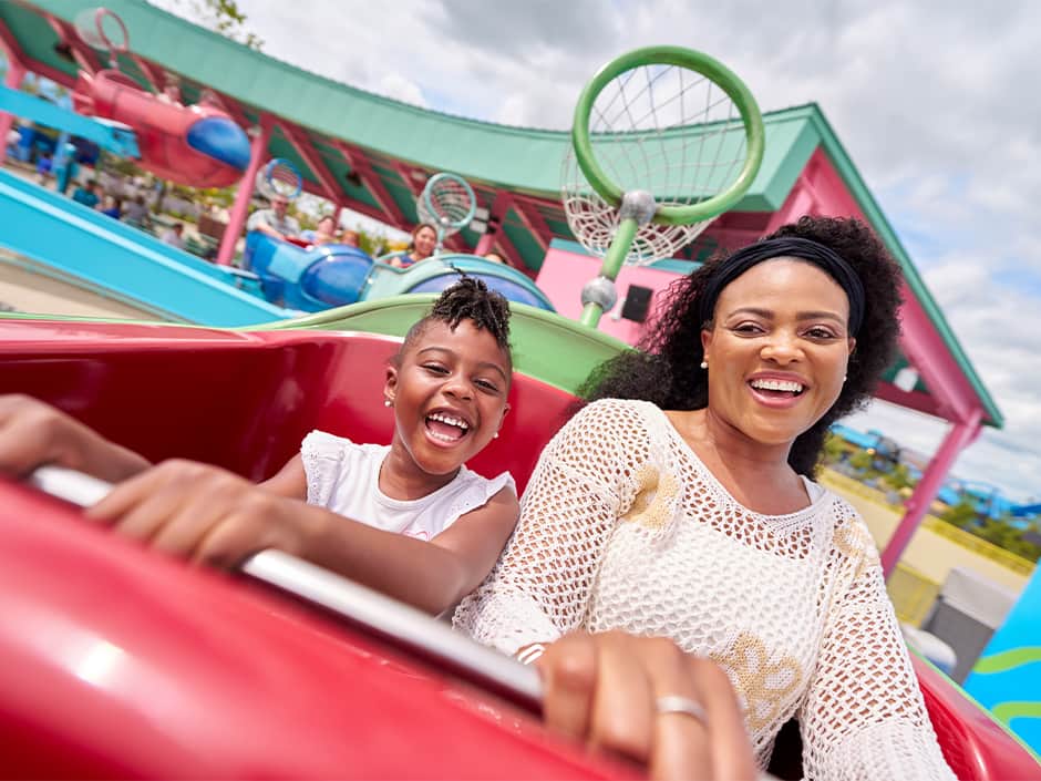 Mãe e filho se divertem em montanha russa infantil no Universal Kids Resort em Frisco no Texas