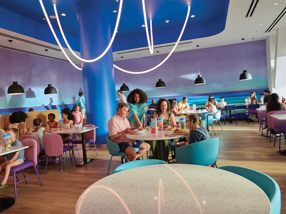 Famílias comem na praça de alimentação do hotel da Universal Kids Resort em Frisco no Texas
