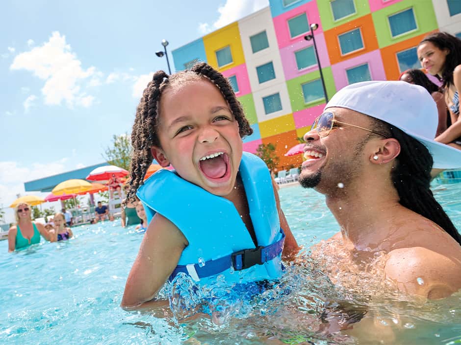 Pai e filha se divertem na piscina do hotel da Universal Kids Resort em Frisco no Texas