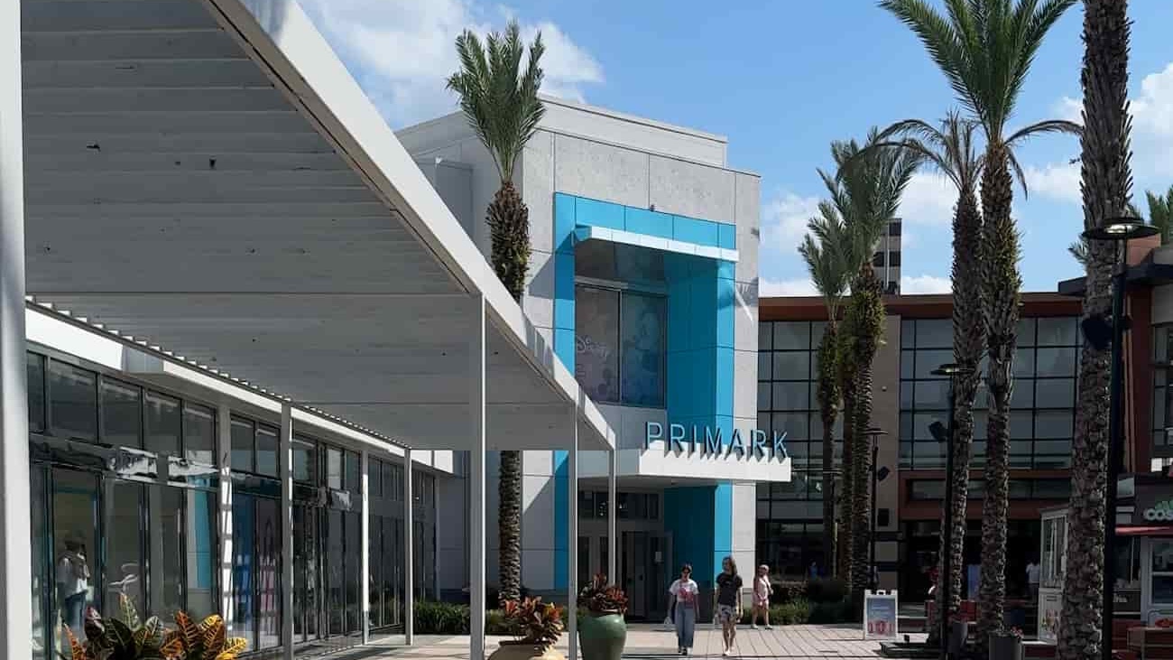 Fachada da Primark, loja de departamento fast fashion