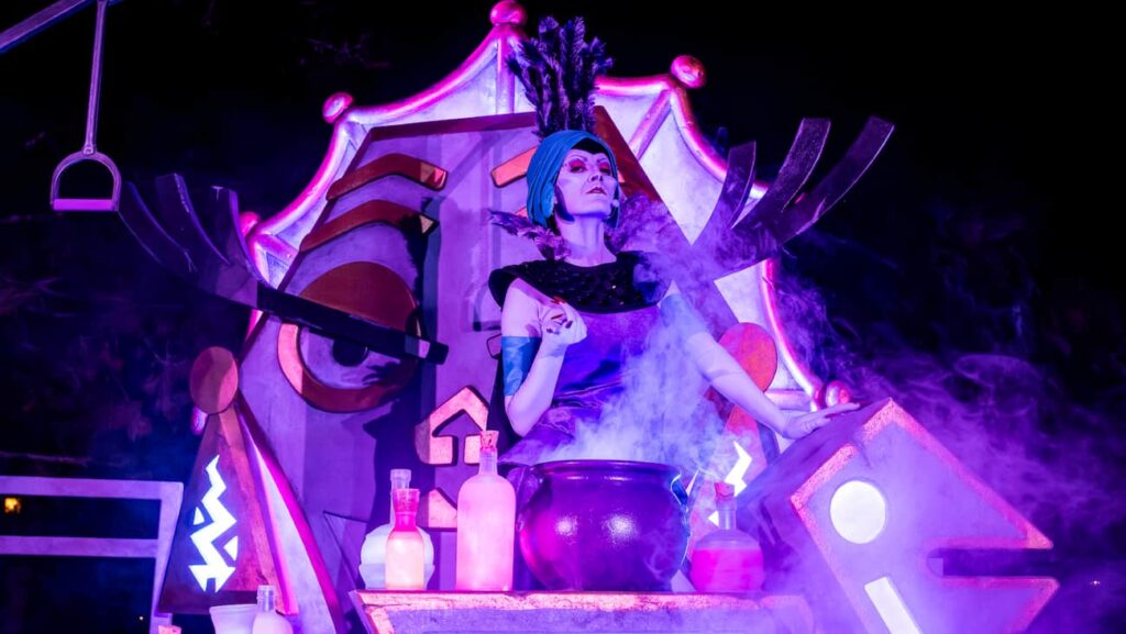 Yzma no Oogie Boogie Bash festa de halloween da Disneyland California