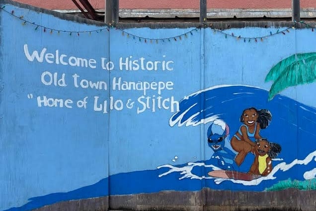 Muro que homenageia Lilo & Stitch na cidade Hanapepe que inspirou o filme
