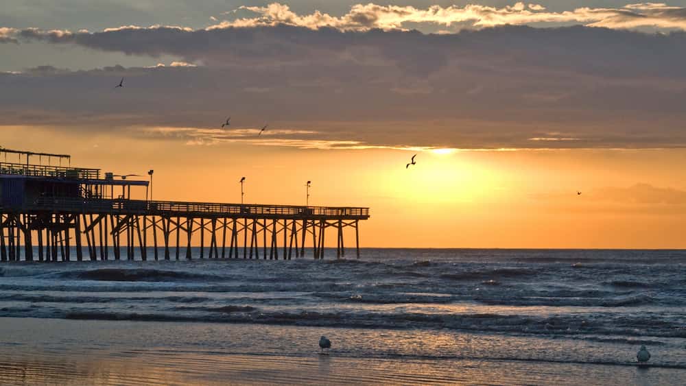 Pôr do sol em praia no Galveston