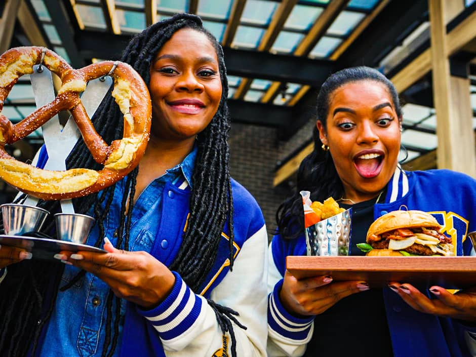 Mulheres com suas comidas do NBC Sports Grill na Universal Orlando Resort