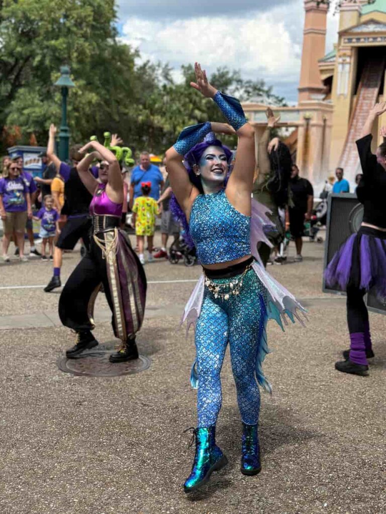 Dançarinos durante o Halloween Spooktacular do SeaWorld Orlando do Hotel Transilvânia