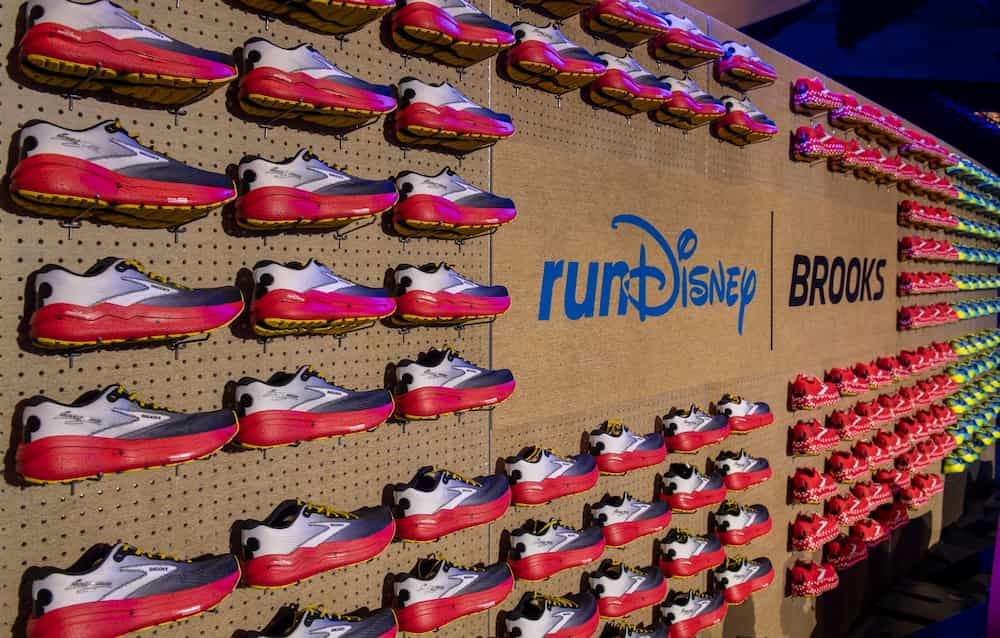 Tenis de edições especiais da runDisney vendidos durante o evento