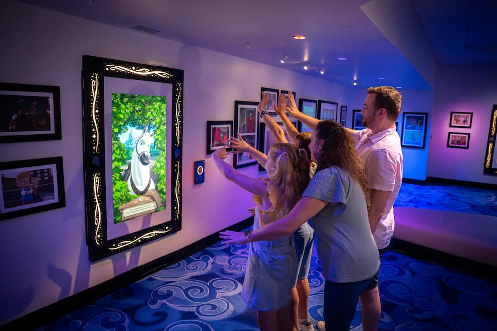 Foto interativa com Maximus o cavalo de Rapunzel no Disney's Animation Courtyard